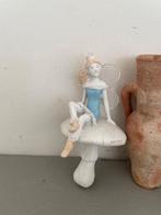 Stenen beeldje met engeltje op een paddestoel.  Wit blauw., Verzamelen, Beelden en Beeldjes, Ophalen, Zo goed als nieuw, Fantasy