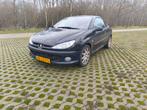 Middelmatige Peugeot 206cc met 2l motor en tokkie einddemper, 136 pk, Zwart, 4 cilinders, Cabriolet