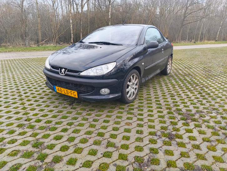 Middelmatige Peugeot 206cc met 2l motor en tokkie einddemper, Auto's, Peugeot, Particulier, Airbags, Android Auto, Bluetooth, Elektrische ramen