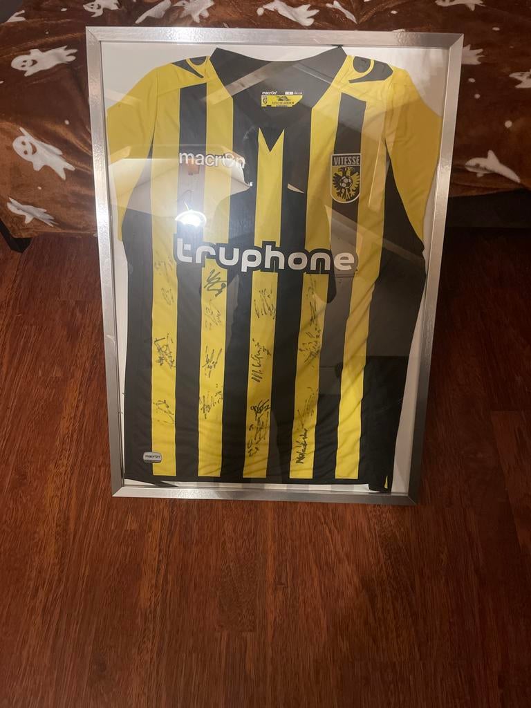 Ingelijst Vitesse shirt 16/17 met handtekeningen, Verzamelen, Ophalen of Verzenden, Zo goed als nieuw, Vitesse, Shirt