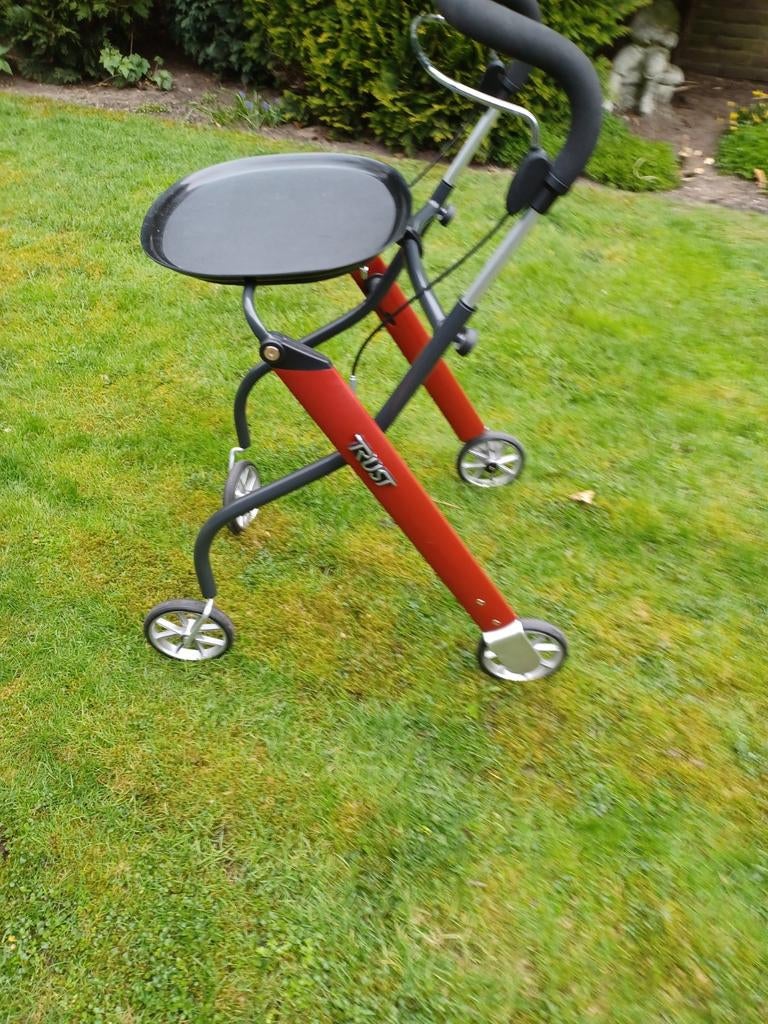 Rollator Trust care  4 maand oud, Ophalen, Opvouwbaar, Zo goed als nieuw