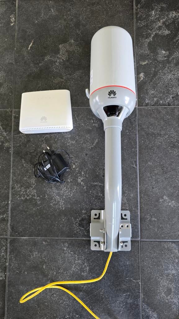 Huawei B2368-66 4G LTE Buitenrouter, Ophalen of Verzenden, Gebruikt, Router met modem