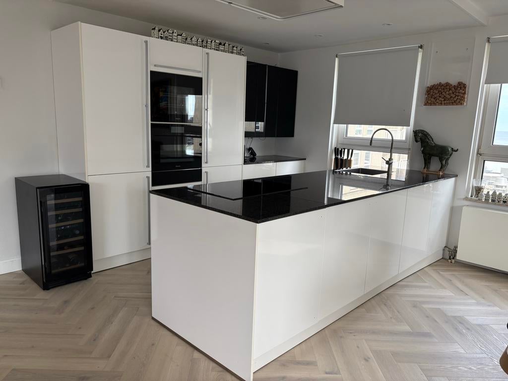 Moderne witte keuken met kookeiland en inbouwapparatuur, Ophalen, Gebruikt, Wit, Graniet of Steen
