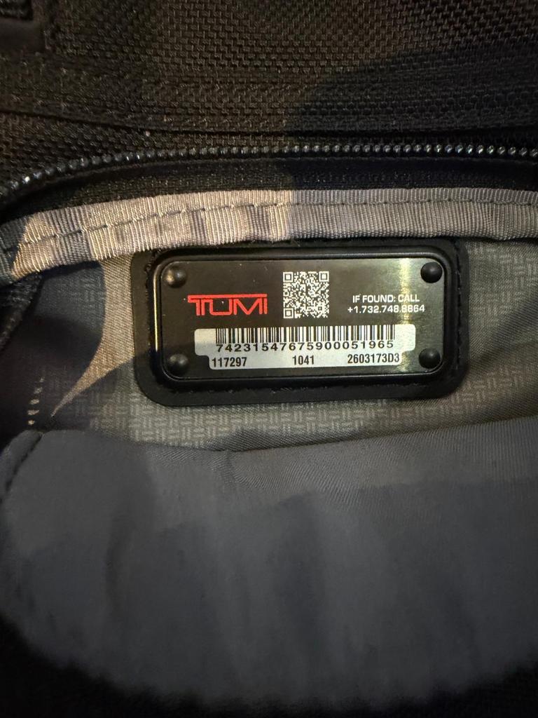 TUMI Rugzak - Stijlvolle en Functionele Zwarte Backpack, Sieraden, Tassen en Uiterlijk, Tassen | Rugtassen, Gebruikt, 25 tot 40 cm