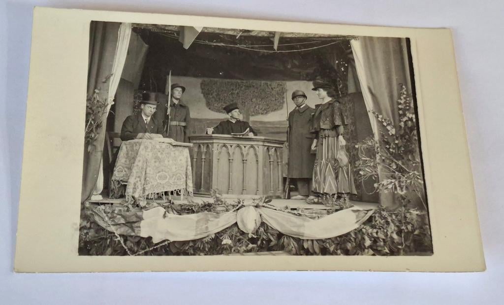 Fotokaart- toneel- soldaat- man- vrouw- jurk- hoed, Verzamelen, Ophalen of Verzenden, Voor 1940, Overige onderwerpen, Foto