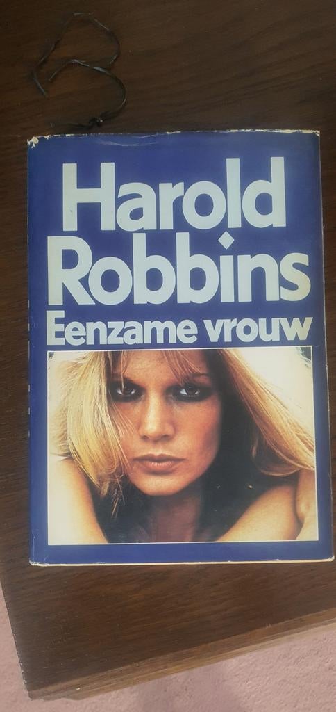 Eenzame vrouw - Harold Robbins (1976), Ophalen of Verzenden, Zo goed als nieuw, Nederland, Harold Robbins