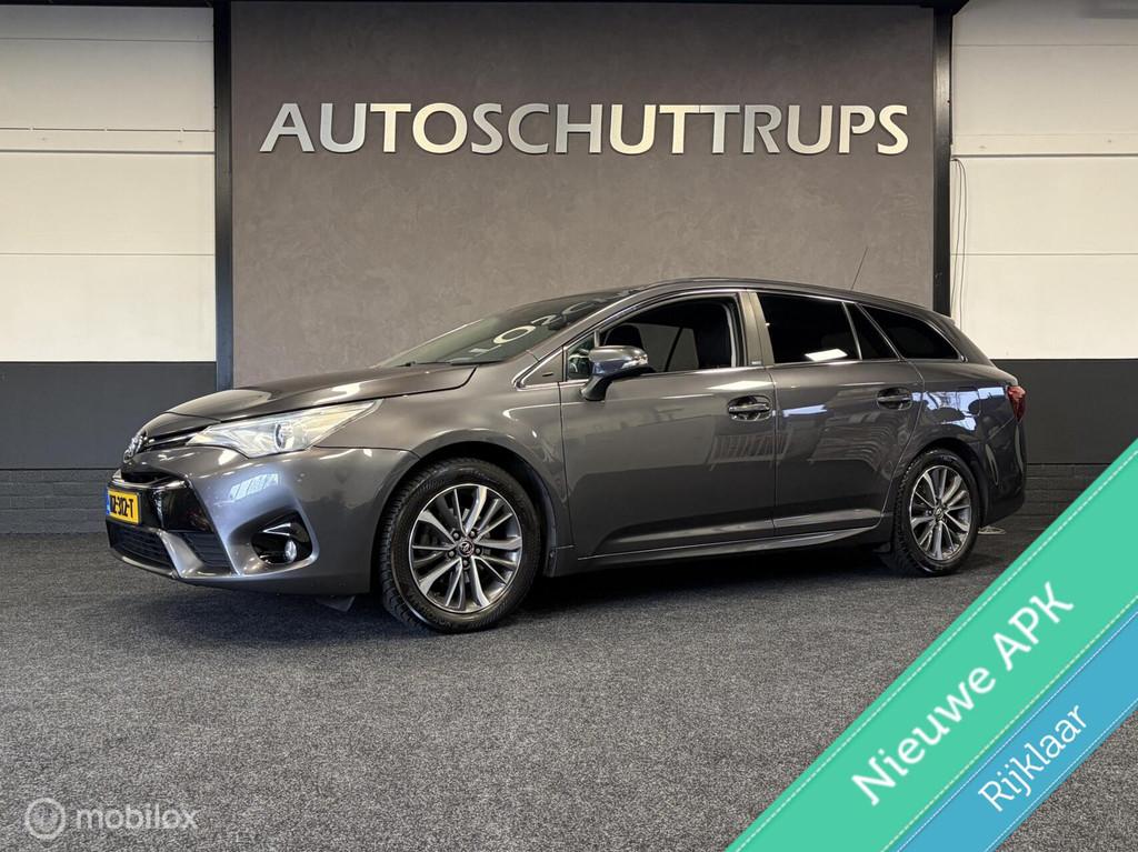Toyota Avensis 1.8 VVT-i Dynamic NAVI / CLIMA / CRUISE / TR., Auto's, Toyota, Stof, 4 cilinders, LED verlichting, 1600 kg