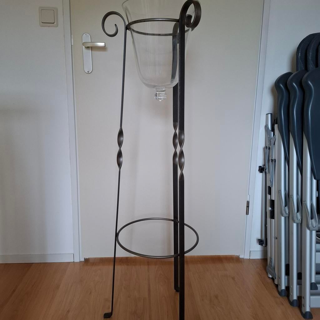 Decoratieve metalen standaard met glazen vaas, Huis en Inrichting, Woonaccessoires | Vazen, Ophalen, Overige materialen, Gebruikt