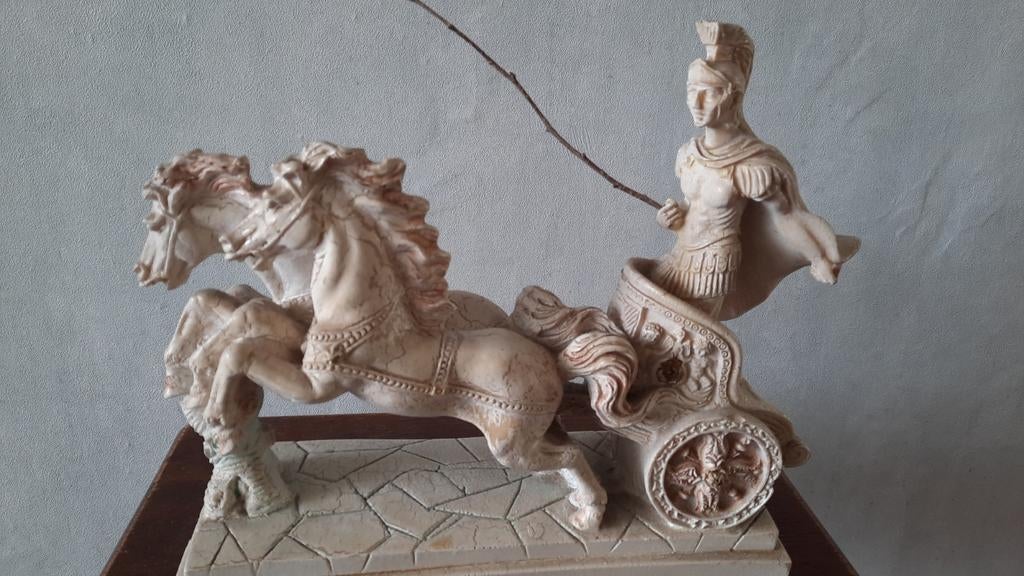 Romeins beeldje: Strijdwagen met krijger en paarden, Verzamelen, Beelden en Beeldjes, Ophalen of Verzenden, Gebruikt, Mens
