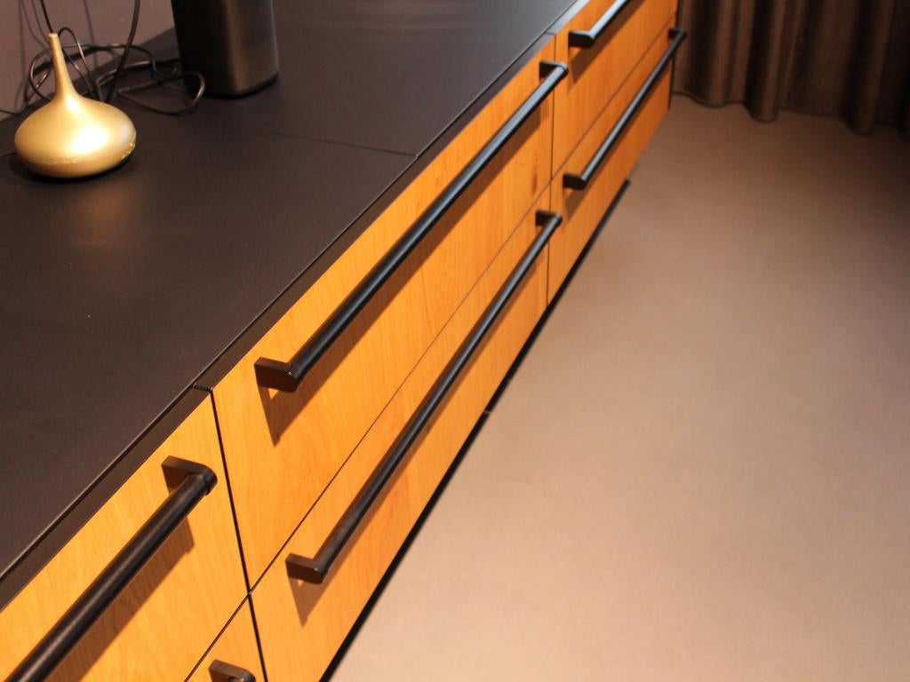 JO48 - Design dressoir 3m zwart/hout showroommodel, Huis en Inrichting, Kasten | Dressoirs, Lübbecker Straße 119 32278 Kirchlengern Duitsland