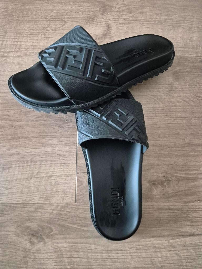 Fendi slippers, Ophalen of Verzenden, Zo goed als nieuw, Zwart