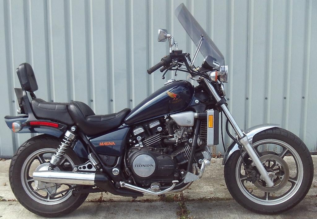 Honda VF700C Magna / 1985 / 44556 km. / Blauw / Windscherm, 700 cc, Cardan-aandrijving, 4 cilinders, Meer dan 35 kW