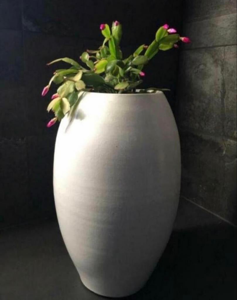 Hoge mooie grote vaas terracotta bloempot stijlvol handwerk, Huis en Inrichting, Woonaccessoires | Vazen, Wit, Aardewerk of Porselein