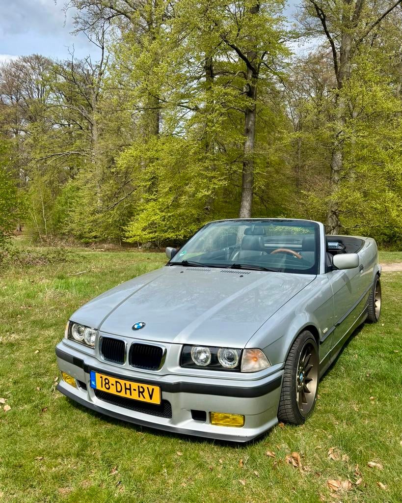 BMW E36 318i Cabrio | Youngtimer | Hardtop | Leder | M Sport, 1345 kg, Achterwielaandrijving, Zwart, 4 cilinders