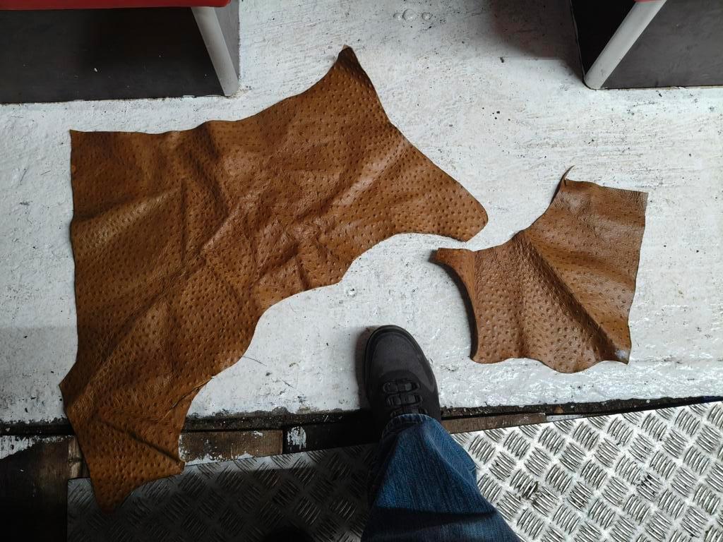 2 Kleine Stukken Struisvogelleer - Bruin, Gebruikt, Bruin, Leer of Kunstleer, Ophalen of Verzenden