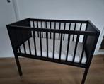 Ikea zwarte wieg met matras, Ophalen of Verzenden, Zo goed als nieuw, Wieg