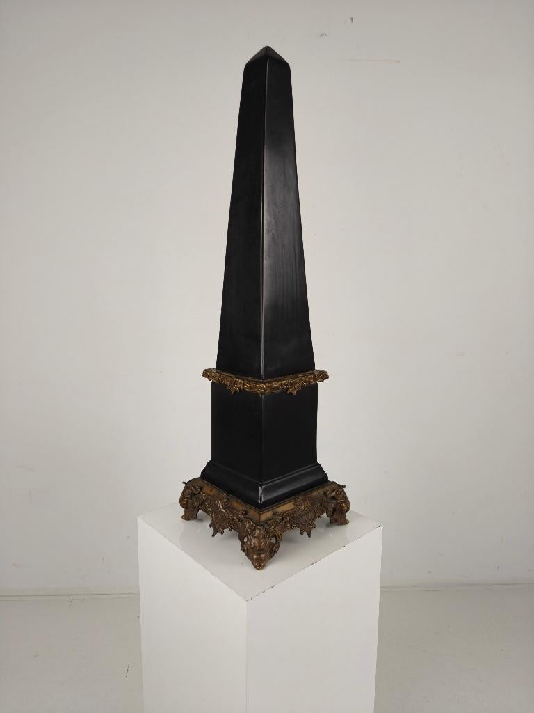 Zwarte Porseleinen Obelisk met Bronzen Ornamenten – 20e Eeuw, Ophalen of Verzenden