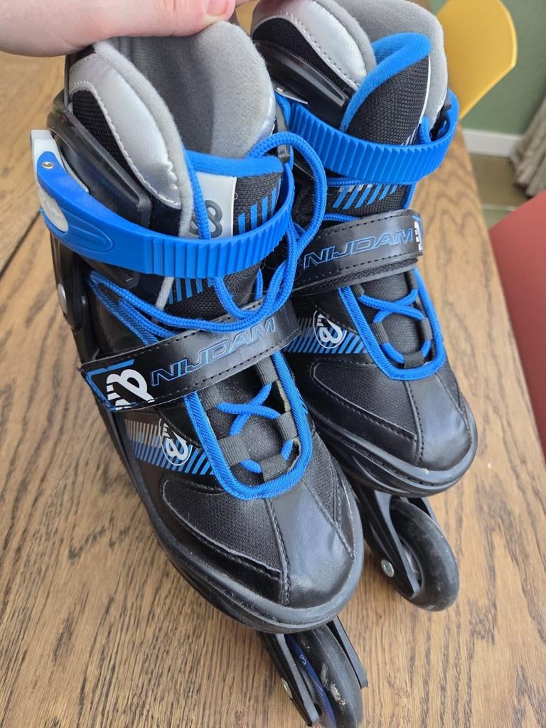 Nijdam skeelers zwart/blauw, Ophalen, Verstelbaar, Zo goed als nieuw, Inline skates 4 wielen