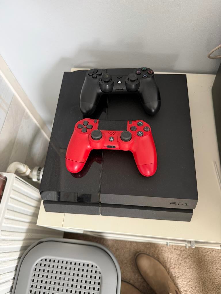 Playstation 4 met 2 controllers en 2 spellen, Spelcomputers en Games, Games | Sony PlayStation 4, Gebruikt, Sport, 2 spelers, Vanaf 3 jaar