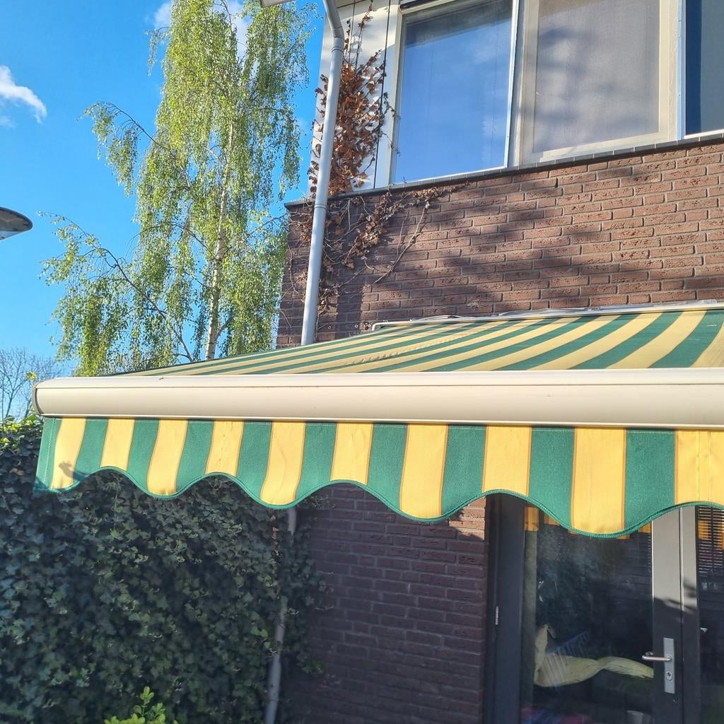 Mooi zonnescherm met afstandbedining, Tuin en Terras, Zonneschermen, 450 cm of meer, Ophalen of Verzenden, Zo goed als nieuw, Knikarmscherm