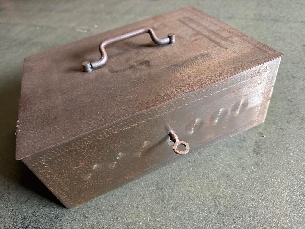 Vintage metal kistje met sleutel, Ophalen of Verzenden, Gebruikt, Metaal, Minder dan 50 cm