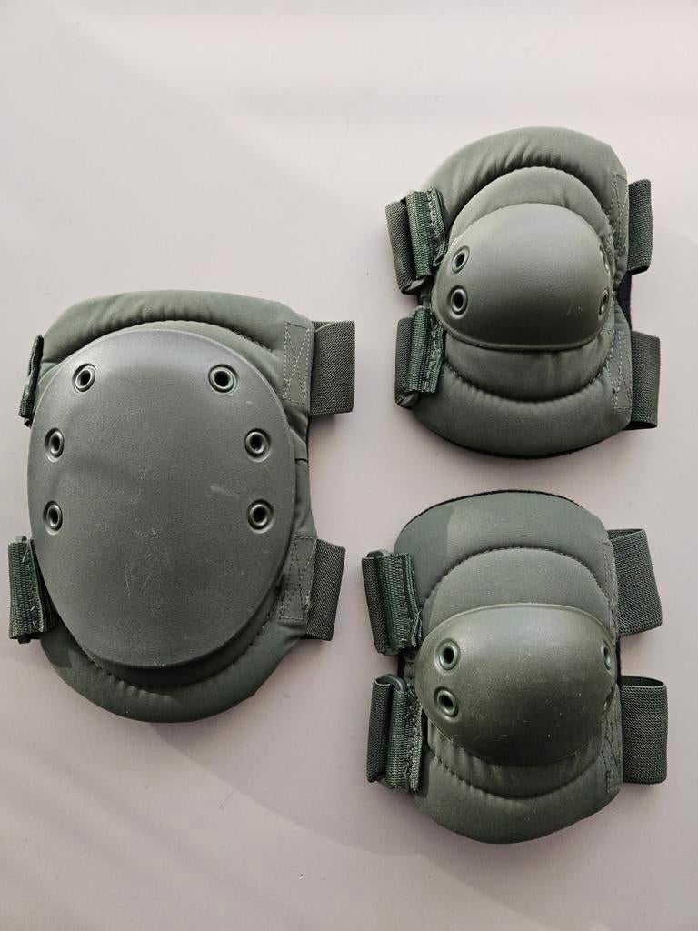 Defensie knie en elleboogbeschermers, Ophalen of Verzenden, Landmacht, Nederland, Embleem of Badge