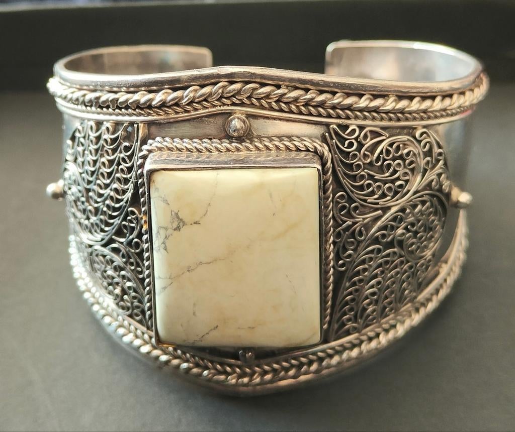 Prachtige zilveren manchet armband met onyx steen.
Omtrek bu, Ophalen of Verzenden, Zo goed als nieuw, Zilver, Zilver