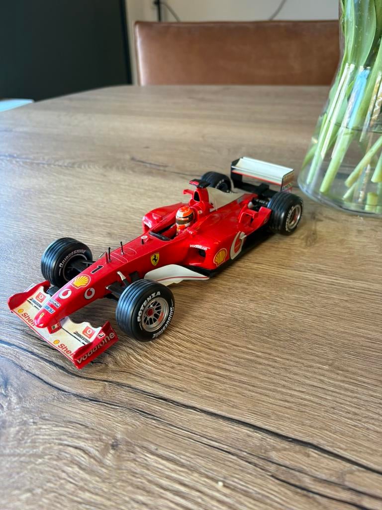 Hot Wheels Ferrari F-2002 1:18 F1 Michael Schumacher, Ophalen of Verzenden, Zo goed als nieuw, Overige merken