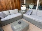 Complete Tuinset: 2 Banken en Tafel - Grijs Wicker, Tuin en Terras, 4 zitplaatsen, Gebruikt, Ophalen of Verzenden, Wicker