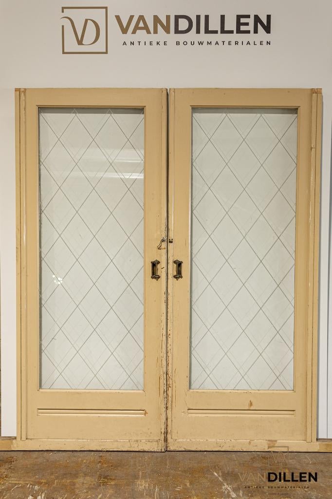 Mooie ensuite schuifdeuren met geslepen glas en handvatten