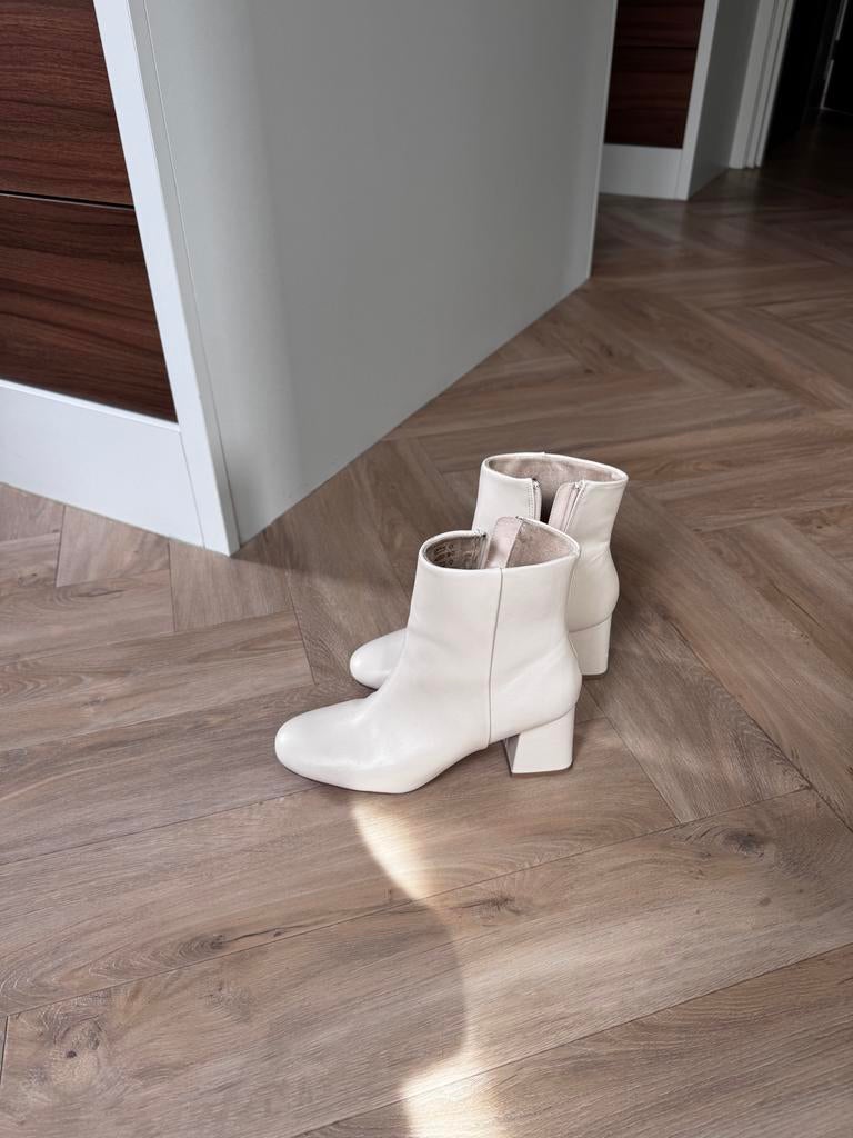 Beige Sacha laarsjes maat 38, Kleding | Dames, Schoenen, Ophalen of Verzenden, Gedragen, Beige, Lage of Enkellaarzen