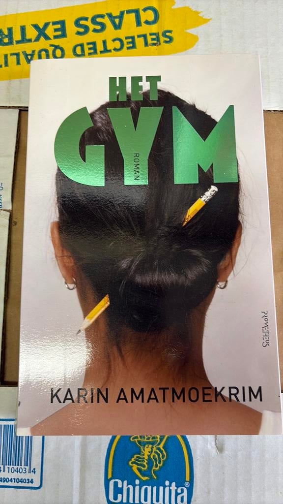 Karin Amatmoekrim - Het gym, Boeken, Literatuur, Zo goed als nieuw, Ophalen of Verzenden