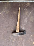 Oude bijl met houten steel, Ophalen of Verzenden, Gebruikt