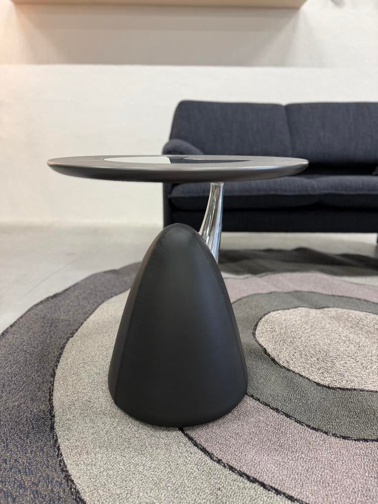 Als nieuw Leolux Cherubino Bijzettafel Zwart leer Tafel, Minder dan 55 cm, Leolux, Rond, Ophalen of Verzenden