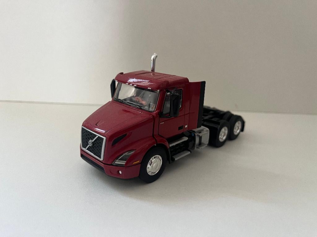 Rode Volvo VNR 300 dagcabine van First Gear, Hobby en Vrije tijd, Ophalen of Verzenden, Nieuw, Bus of Vrachtwagen, Overige merken