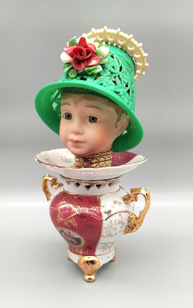 Poppenhoofd op porseleinen kopje – jaren 1970/1980., Antiek en Kunst, Curiosa en Brocante, Ophalen of Verzenden