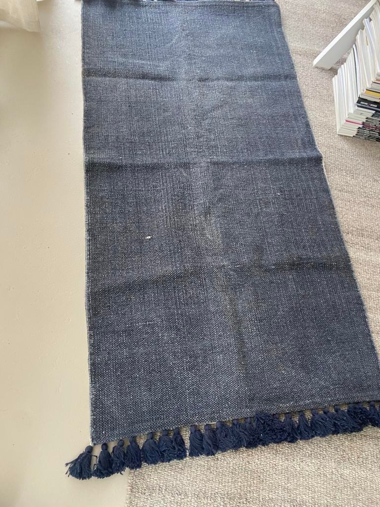 Jeansblauw vloerkleedje met kwastjes, Huis en Inrichting, Blauw, Zo goed als nieuw, Rechthoekig, 50 tot 100 cm