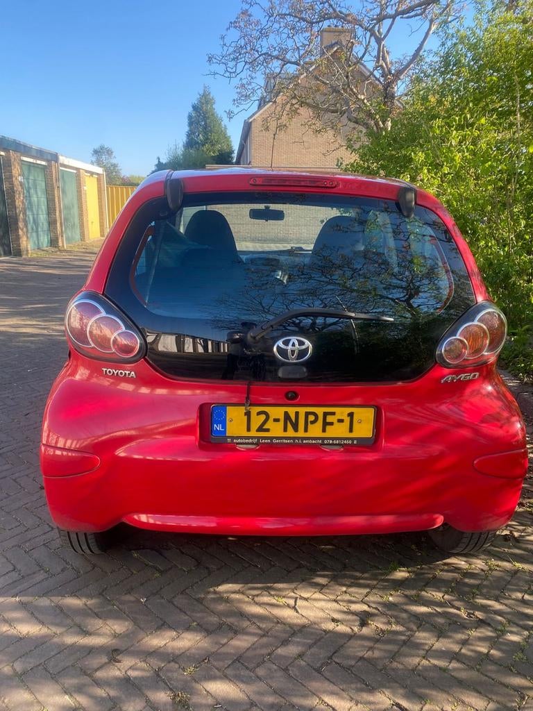 Toyota Aygo 1.0 12V Vvt-i 5DRS 2010 Rood, Voorwielaandrijving, 4 stoelen, 68 pk, Handgeschakeld