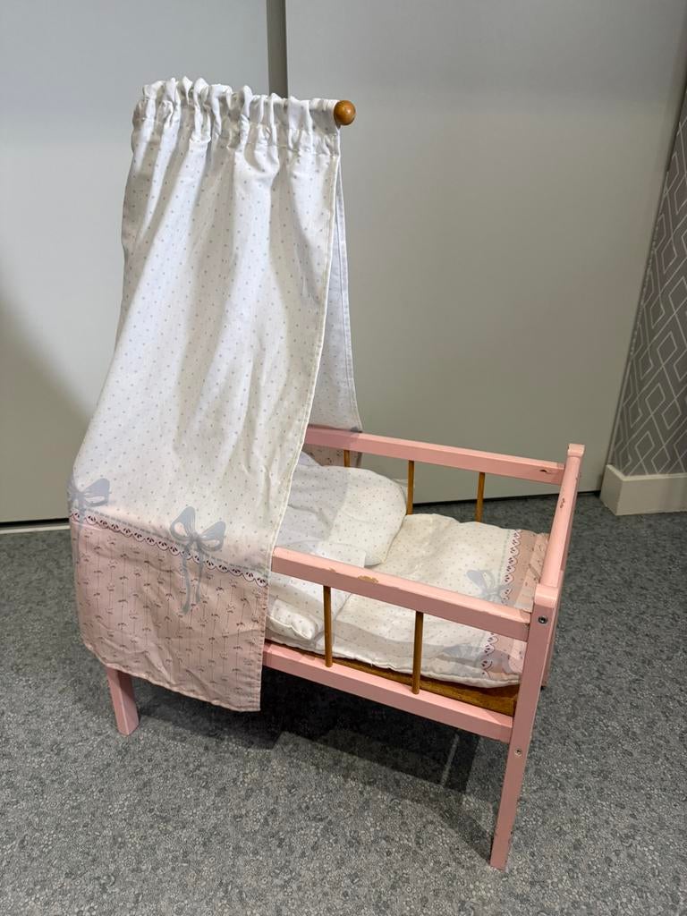 Poppenbed hout, Ophalen, Zo goed als nieuw, Babypop