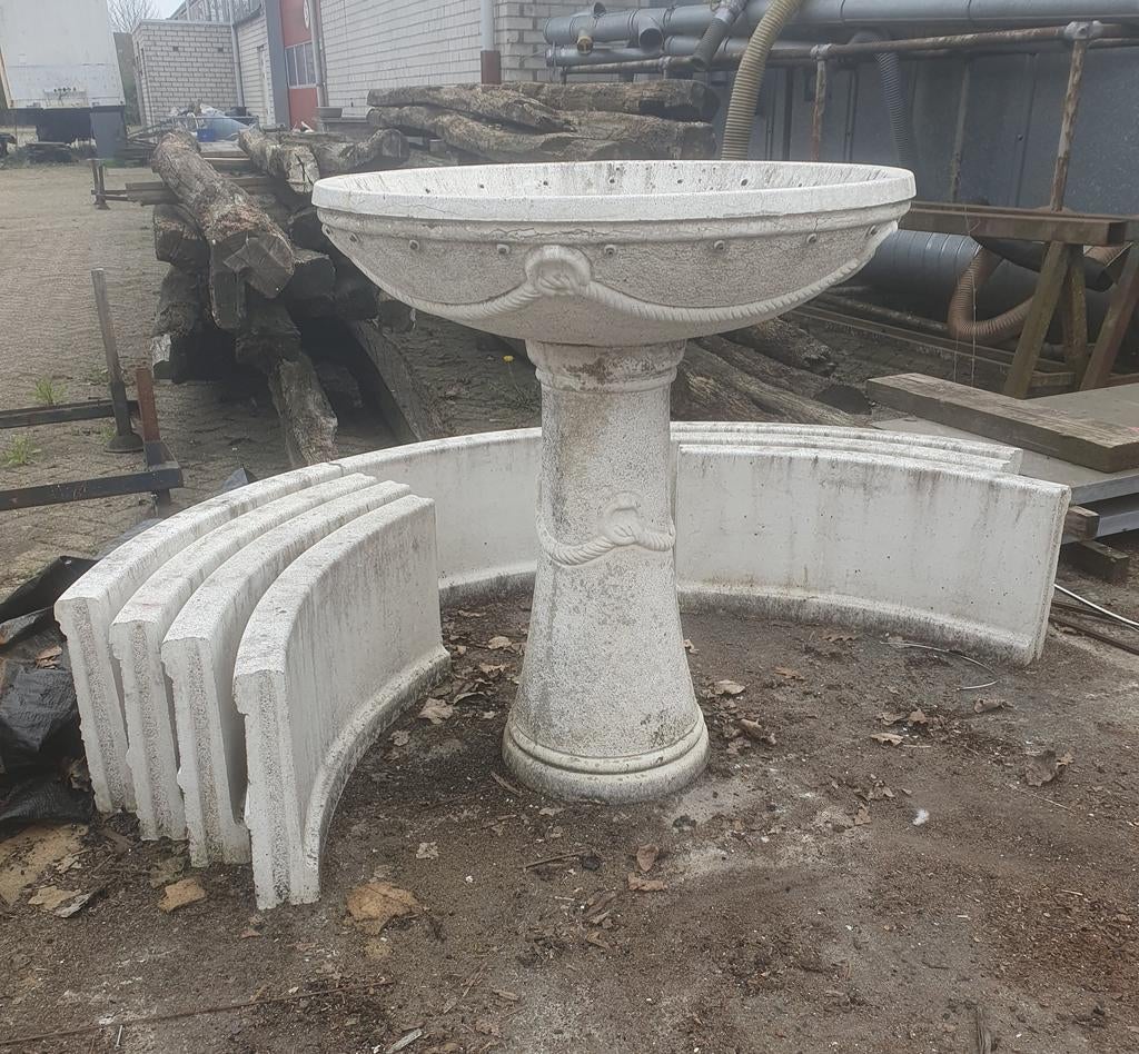 Decoratieve betonnen fontein met waterbak, Ophalen