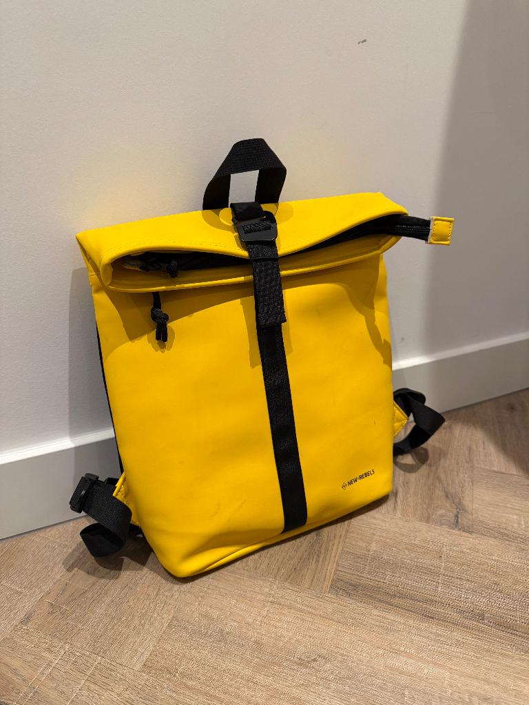 ZGAN geel klein New Rebels waterafstotende rugzak 30x40cm, Overige merken, 25 tot 40 cm, Ophalen of Verzenden, Zo goed als nieuw