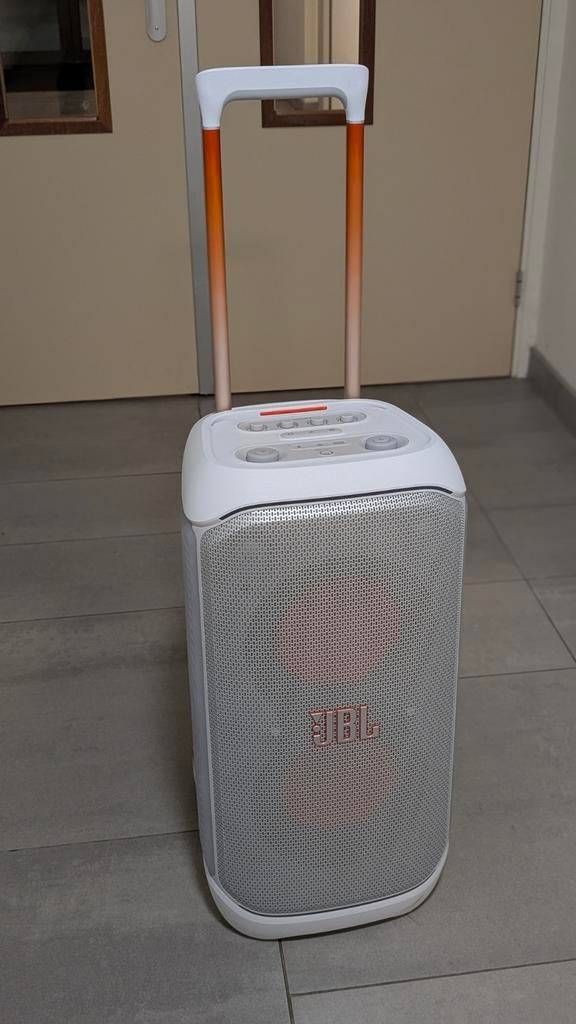 Te huur: JBL PartyBox Stage 320, statief, 2 mics in Den Haag, Ophalen, JBL, Overige typen, Zo goed als nieuw