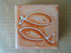 Vintage tegel tegeltje met vissen 5x5cm aardewerk tegel vis