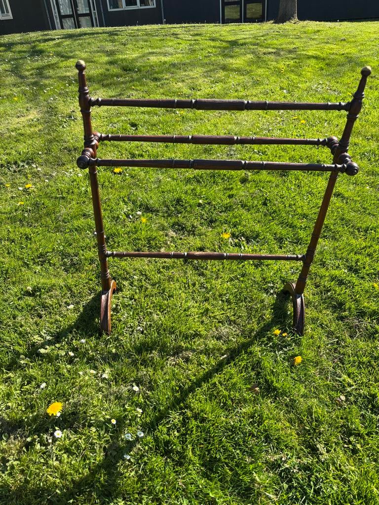 Een klassiek houten handdoekenrek., Ophalen of Verzenden