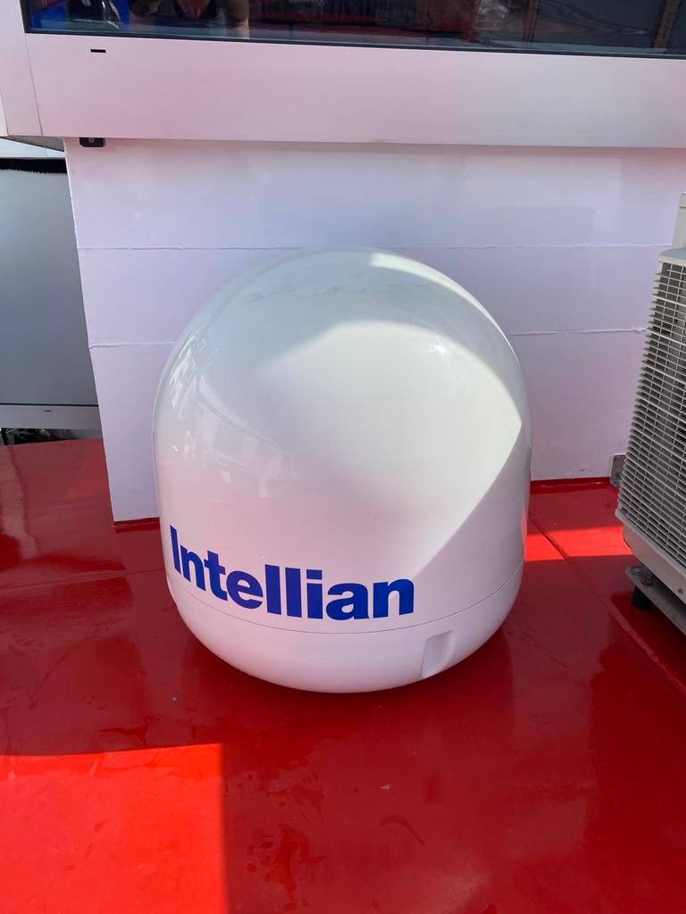 Intellian satellietantenne met ontvangers en accessoires, Audio, Tv en Foto, Schotelantennes, Ophalen, Gebruikt, (Schotel)antenne