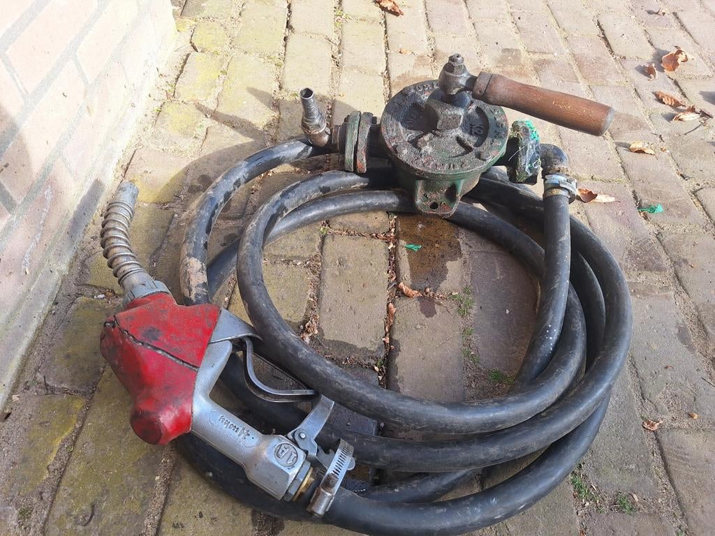 Brandstofpomp met slang en pistool., Ophalen
