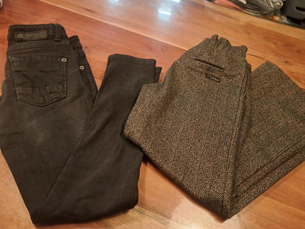 2 Broeken maat 128: Vingino skinny & Daily Seven pantalon, Kinderen en Baby's, Kinderkleding | Maat 128, Ophalen of Verzenden