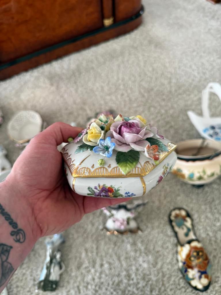 Porseleinen doosje met bloemen, Ophalen of Verzenden