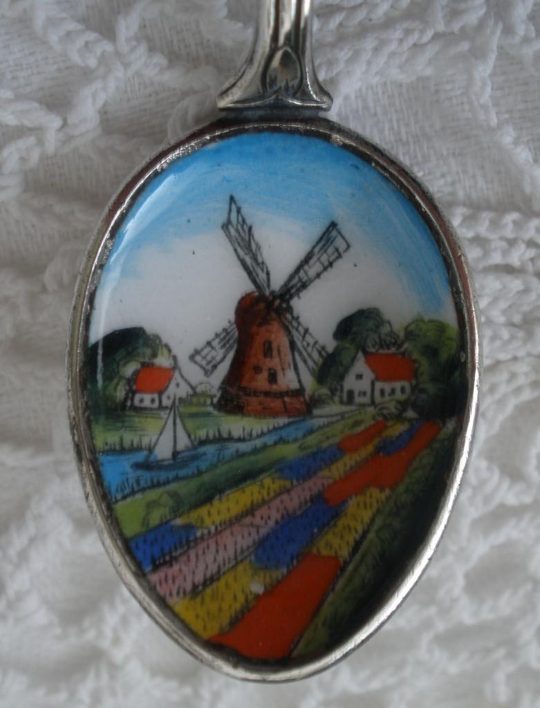 Oud verzilverd lepeltje met molen in de bak, Ophalen of Verzenden