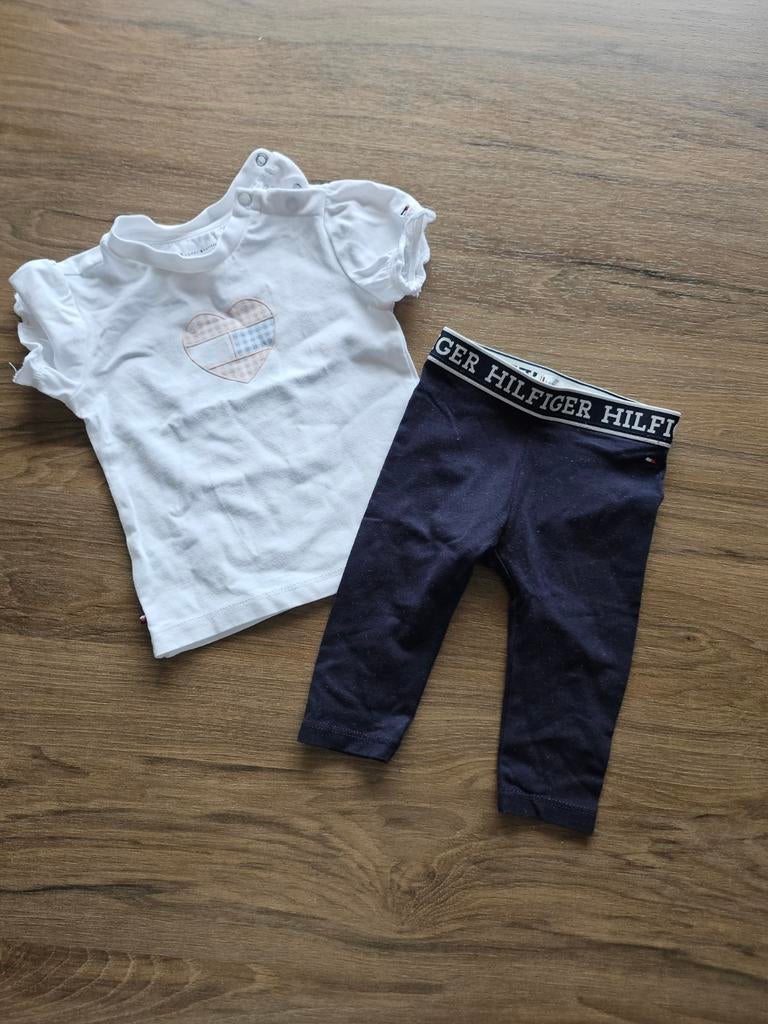Tommy Hilfiger broekje maat 62 en T-shirt maat 68, Kinderen en Baby's, Babykleding | Maat 68, Ophalen of Verzenden